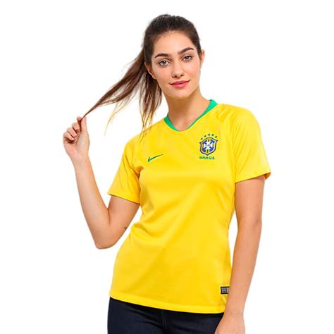 Já a camisa principal continua carregando o icônico tom dourado, que para muitos simboliza o talento, a ousadia e habilidade de quem veste a. Camisa Nike Seleção Brasileira Feminina 2018/19 Amarela ...