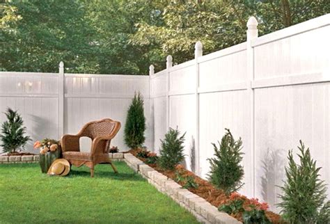 White Vinyl Fence With A Small Raised Border Very Cute And Clean