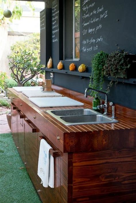 une cuisine d extérieur en bois compact et mur en ardoise Outdoor