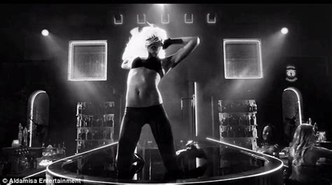 Jessica Alba Strips In Sin City A Dame To Kill For Trailer Daily