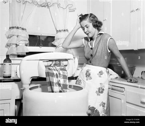 1950er Jahren Frustrierte Hausfrau Mit Gestaute Wringer Auf Kleidung