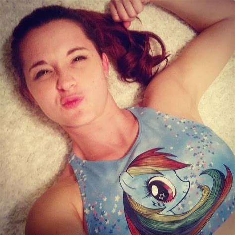 Aureylian Sexy Cleavage Pictures 22 Pics Sexy Youtubers