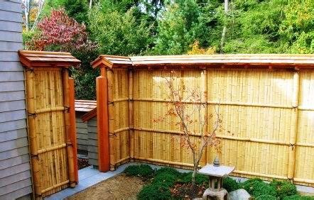 Contoh desain rumah bambu di nomor dua puluh tiga hanya memanfaatkan bambu sebagai bagian pagar rumah. Contoh-desain-pagar-bambu-minimalis-terbaru | CATKAYU.NET
