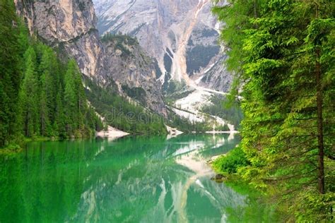 Lago Di Braies Pragser Wildsee Em Montanhas Das Dolomites Imagem De