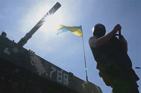 Ukrainians Strike Rebel Held City As Fighting Spreads The New York Times