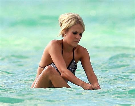 SENSOBLOG Carrie Underwood Tahiti Bikini Candids