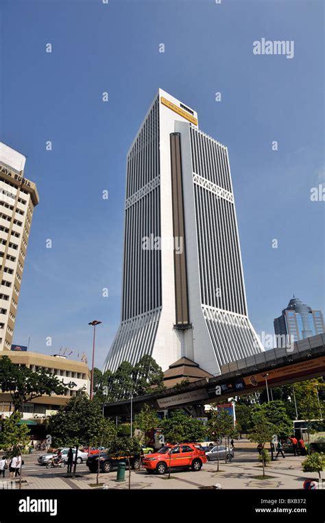 Street Scene Maybank Tower Kuala Lumpur Malaysia Stock Photo Alamy