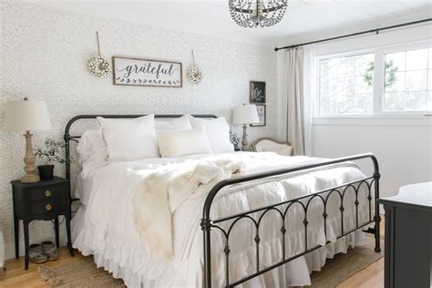 Here you'll find farmhouse bedding sets, beautifully constructed quilts in unique patterns and wall art. Simple Farmhouse Christmas Bedroom Decor - Making it in ...