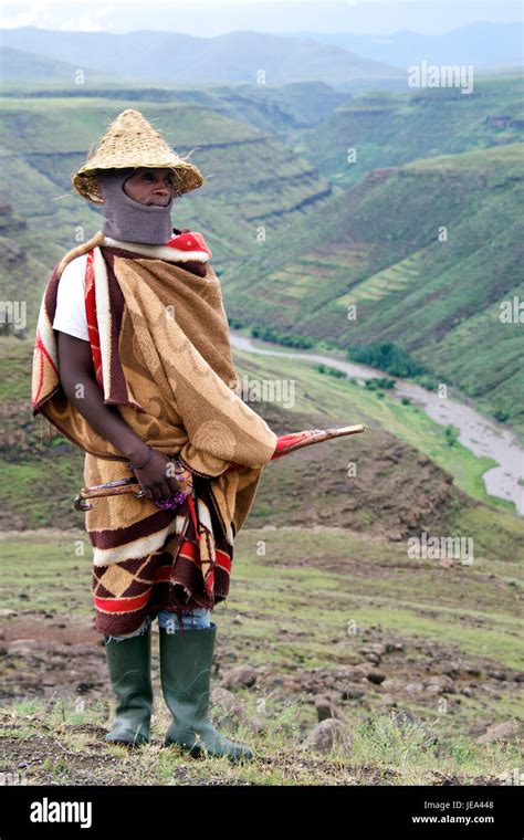 Mann Trägt Traditionelle Basotho Hut Thaba Tseka Distrikt Lesotho