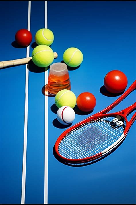 พื้นหลังลูกเทนนิสและไม้เทนนิสบนโต๊ะสีน้ำเงิน ภาพวอลล์เปเปอร์สำหรับดาวน์