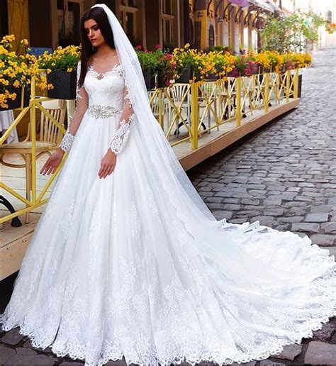 Therefore, we must be smart to get around the cheap but elegant wedding dress for your wedding day that everyone hope happens only once in a lifetime. Crystal Elegant Lace bridal gowns bridal dresses Princess ...