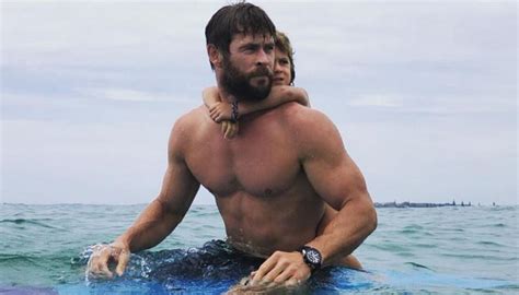 On her shoulders was received with some trepidation at austin sxsw film festival. Chris Hemsworth surfs with 5yo daughter on shoulders | Newshub