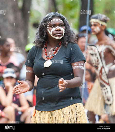 Interprète Féminine à Pois Bodypainting Laura Aboriginal Dance