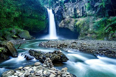 Tegunungan Waterfall Indonesia