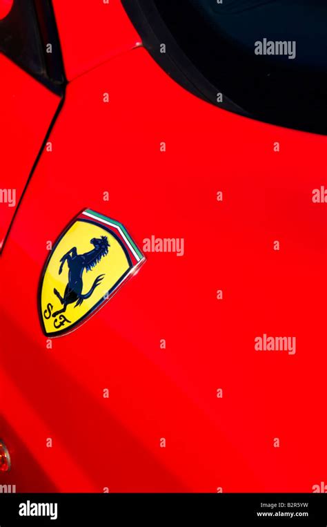 Cerca De La Insignia En Un Ferrari Rojo Fotografía De Stock Alamy