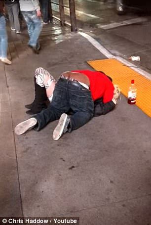 Man Takes Advantage Of Intoxicated Woman On Vegas Strip Daily Mail Online