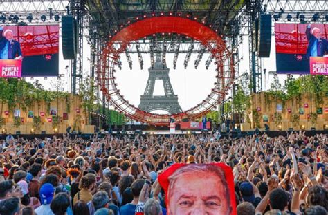 V Deo Lula Discursa Para Multid O Em Festival Na Frente Da Torre Eiffel Em Paris Contracs