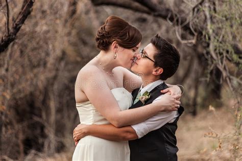 pares lesbianos que se besan en el bosque foto de archivo imagen de socio novia 30696304