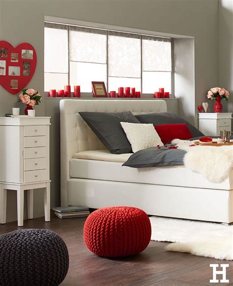 der rote strickpouf bringt romantische stimmung ins schlafzimmer