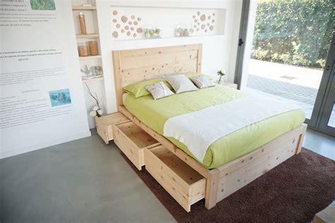 La naturalezza e il calore del legno arricchiti dalla morbidezza e dai colori dei tessuti: CIRMOLO double bed in swiss stone pine wood with 6 drawers