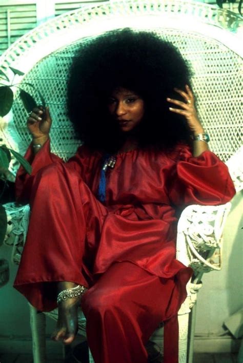 The Queen Of Funk 35 Cool Pics Show Unique Styles Of Chaka Khan In