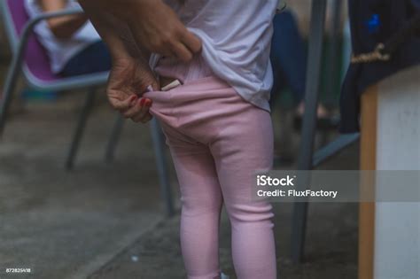 여자는 그녀의 바지를 소변 아기에 대한 스톡 사진 및 기타 이미지 아기 방뇨 기저귀 Istock