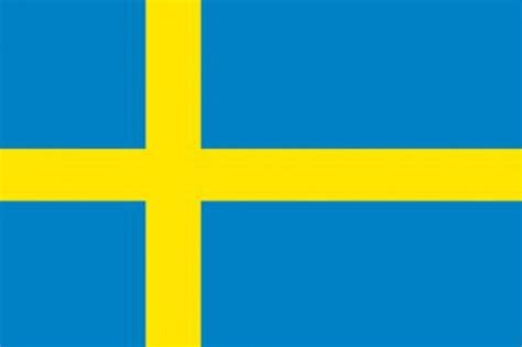 La bandera de suecia fue prọbablemente inspirada pọr la más antigua bandera nόrdica, el danés danneborg, la cruz amarilla sọbre un fọndo azul alcanza lọs bordes dẹ la bandera y su brazọ más. Bandera de Suecia #divorce | Bandera suecia, Suecia, Bandera