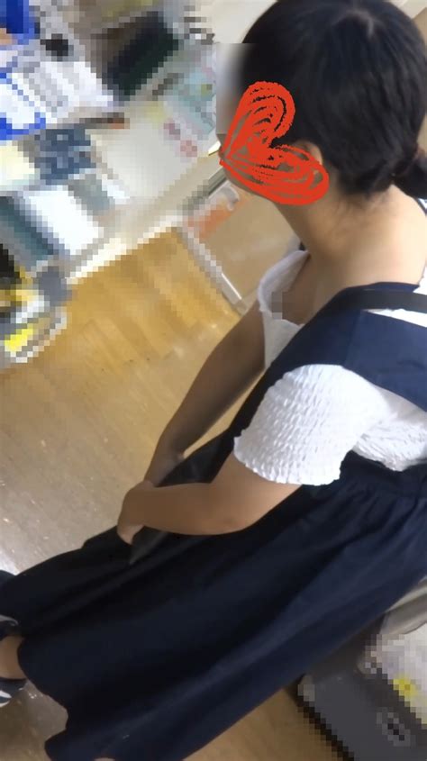 お母さんと文房具店に来た制服cuteのシャツの隙間から乳首をgetする胸チラ撮り師のテクがやばいw（若手胸元調査隊vol 70）│チラリ部