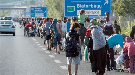 flüchtlinge in ungarn die regierung schürt angst und abneigung