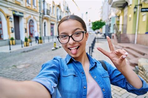 Premium Photo Selfie Portrait Of Beautiful Cheerful Teenage Girl Outdoor On City Street