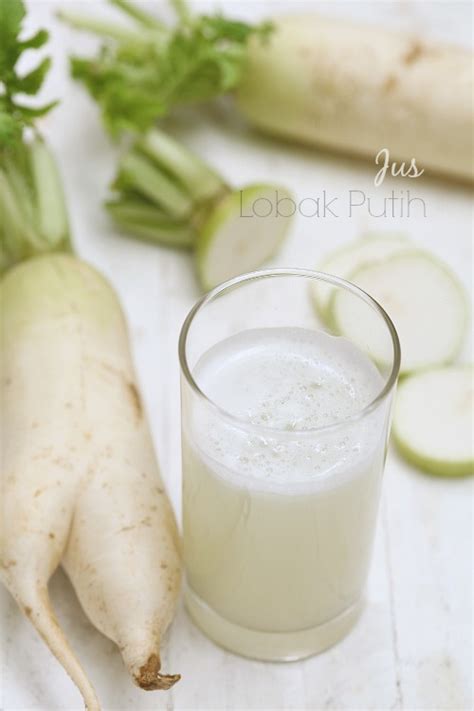 Lobak diketahui mengandung vitamin, minyak atsiri, serat kasar, zat besi, beta karoten, niasin, mangan, kolin,kalsium, fosfor, asam folic, dan asam oksalat. masam manis: Jus Lobak Putih