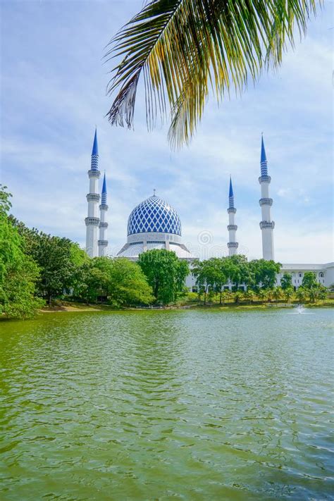 According to tripadvisor travelers, these are the best ways to experience sultan salahuddin abdul aziz shah mosque The Sultan Salahuddin Abdul Aziz Shah Mosque Stock Image ...