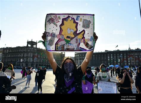 Ciudad De MÉxico MÉxico 25 De Noviembre Una Mujer Tiene Un Cartel
