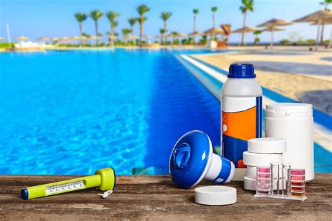 6 produtos de limpeza de piscina indispensáveis e como usá-los