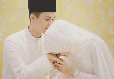 Vokalis kumpulan bunkface, sam selamat mengakhiri zaman duda dengan seorang wanita dikenali sebagai puteri eifa ezrin mohd kushairi. (9 Gambar) Kemeriahan Sekitar Majlis Pernikahan Sam ...