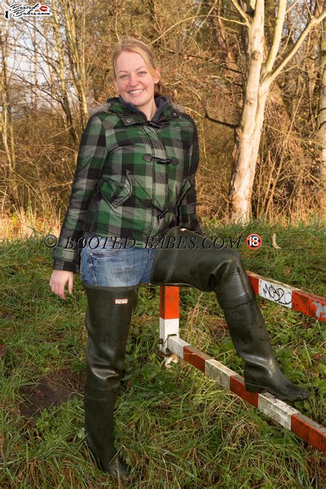 Pictures and videos of beautiful models wearing different brands of wellies. The general on Twitter: "wet Hunter waders & jeans. full ...