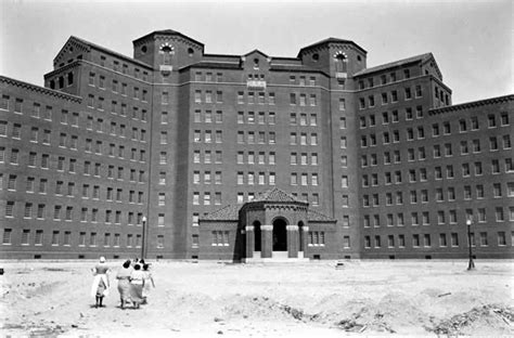 老照片 世纪初美国世界最大精神病院让病人边疗养边种地 动态 派谷老照片修复