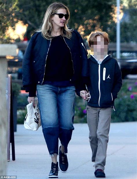 Julia Roberts Flashes A Big Smile With Her Son In Malibu Daily Mail