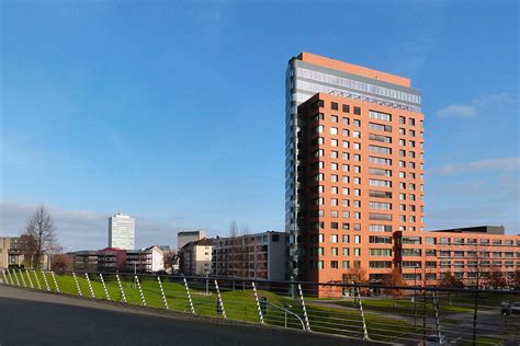 Die wohnung liegt in der dritten etage, die sie bequem mit dem fahrstuhl erreichen. Exklusive Wohnung in Düsseldorf nahe Medienhafen mit ...