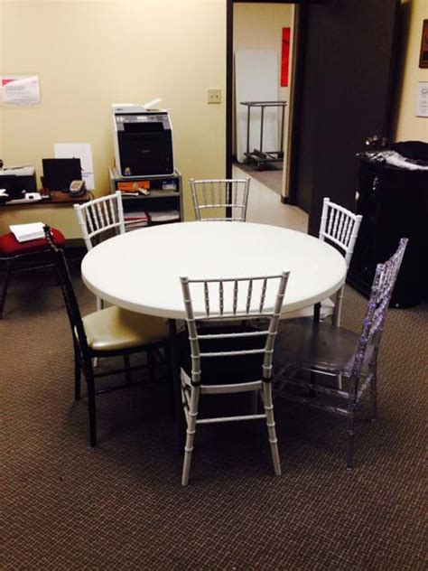And specifically, how many people can sit at a 60 about 6 to 8 people can fit a 60 inch round table. How many Chiavari chairs fit at a 48" round table ...