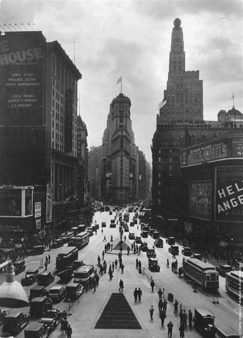 30 Amazing Vintage Photographs That Capture Scenes Of Times Square From