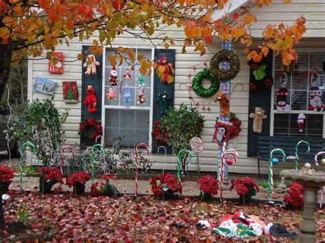 See and discover other items: scraps & lagniappe: ugly Christmas lawn decor contest ...