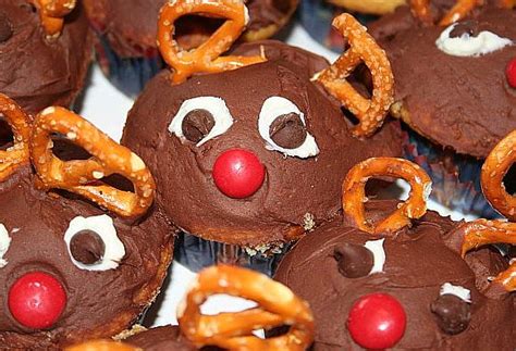 Give chocolate and pretzels the holiday treatment they deserve when you shape them as a wreath. It's ALL Good in Mommyhood: Eat Dessert?