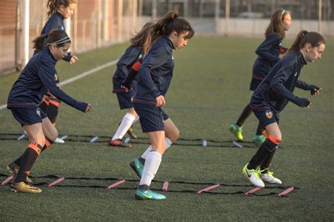 Busca millones de imágenes de niños jugando futbol de alta calidad a precios muy económicos en el banco de imágenes 123rf. Fotos: Niñas contra niños jugando al fútbol… y ganando | Deportes | EL PAÍS