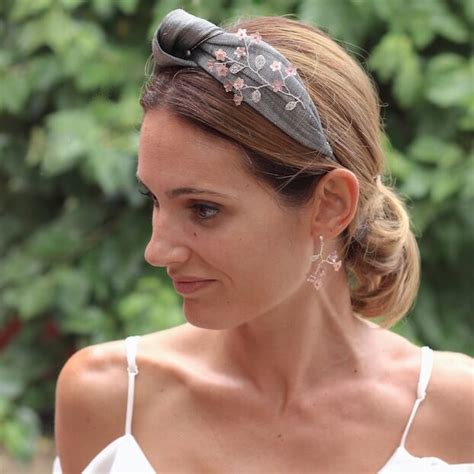 10 opciones de tocados para boda. Tocado de invivada: turbante diadema gris con aplique de ...