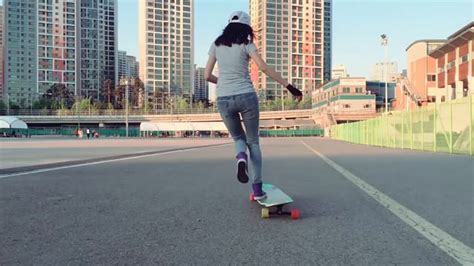 Hyo Joo Ko Danse Sur Un Longboard Vidéo 2tout2rien