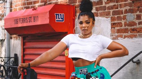 Nelly Punching The Air Ashanti Flaunts Thighs And Midriff In Cropped