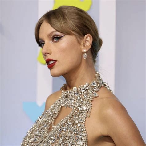 A Closer Look At Taylor Swifts Red Carpet Outfit At The 2022 Mtv Vmas