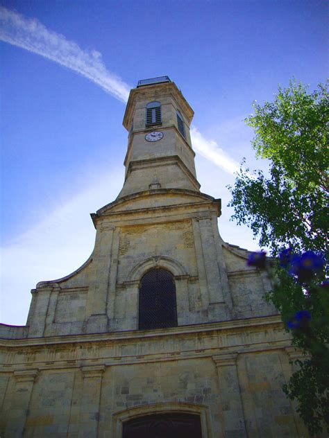 Il y a aussi plusieurs monuments d'intérêt ici, les petits ports et d'autres activités d'intérêt pour les visiteurs tels que la location de vélo. Eglise de Saint-Pierre d'Oléron - Saint-Pierre d'Oléron ...