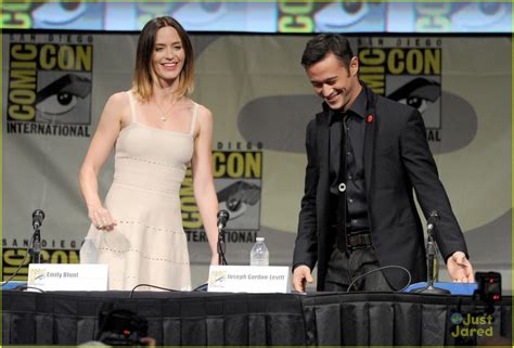 joseph gordon levitt looper comic con panel with emily blunt photo 2687293 emily blunt